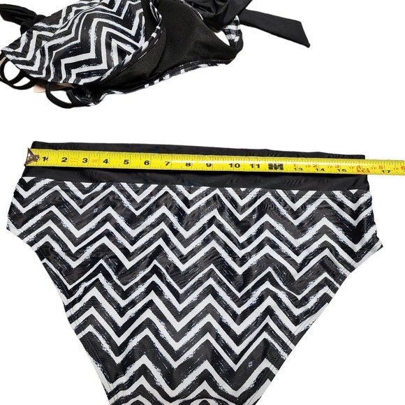 Womens XL Black‎ and White Zig Zag Bikini - NWT - Picture 6 of 7